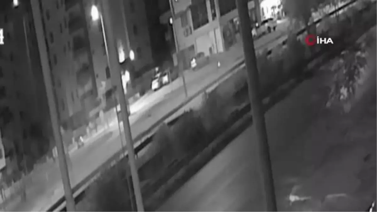 Son dakika 3. sayfa: Feci kaza kamerada...Refüje çarptıktan sonra havalanan otomobil kanala düşüp alev aldı