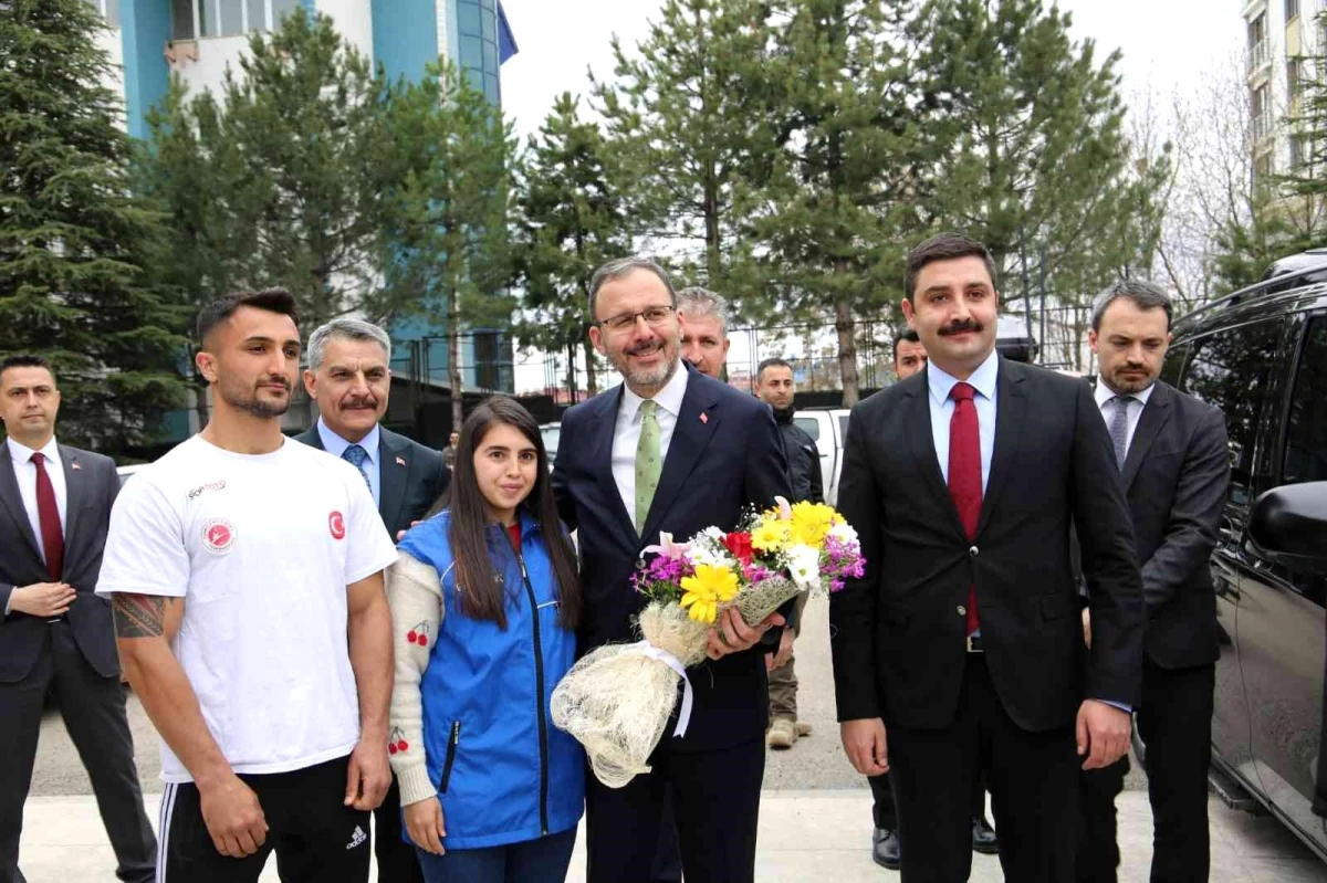 Gençlik ve Spor Bakanı Kasapoğlu öğrencilerle iftar yaptı