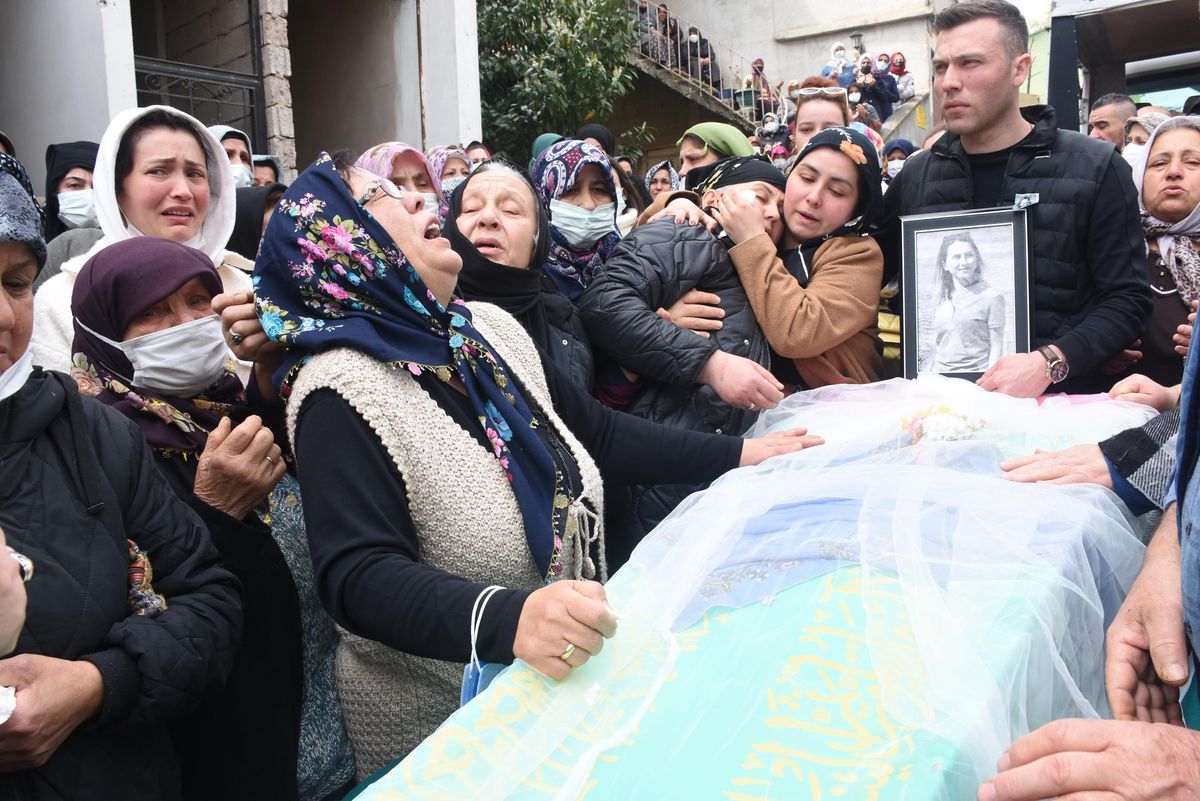 Tabancayla vurularak öldürülen İrem Kostakoğlu son yolculuğuna uğurlandı