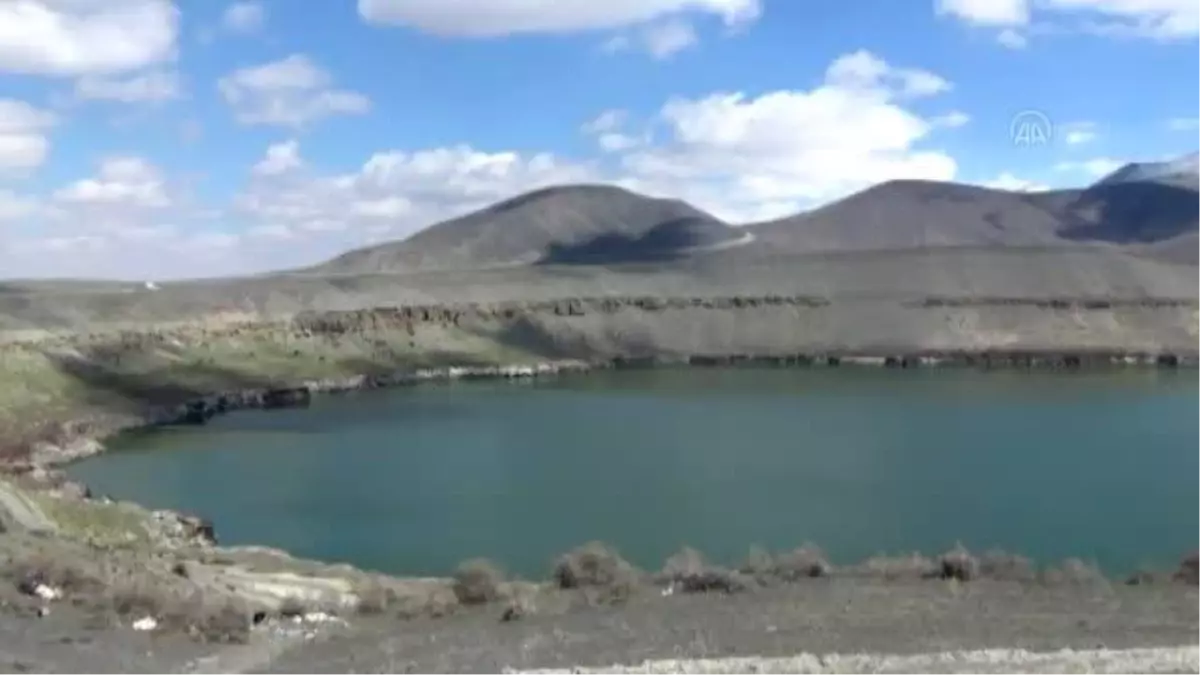 Göktepe'de turistler yamaç paraşütü yapma keyfi yaşadı