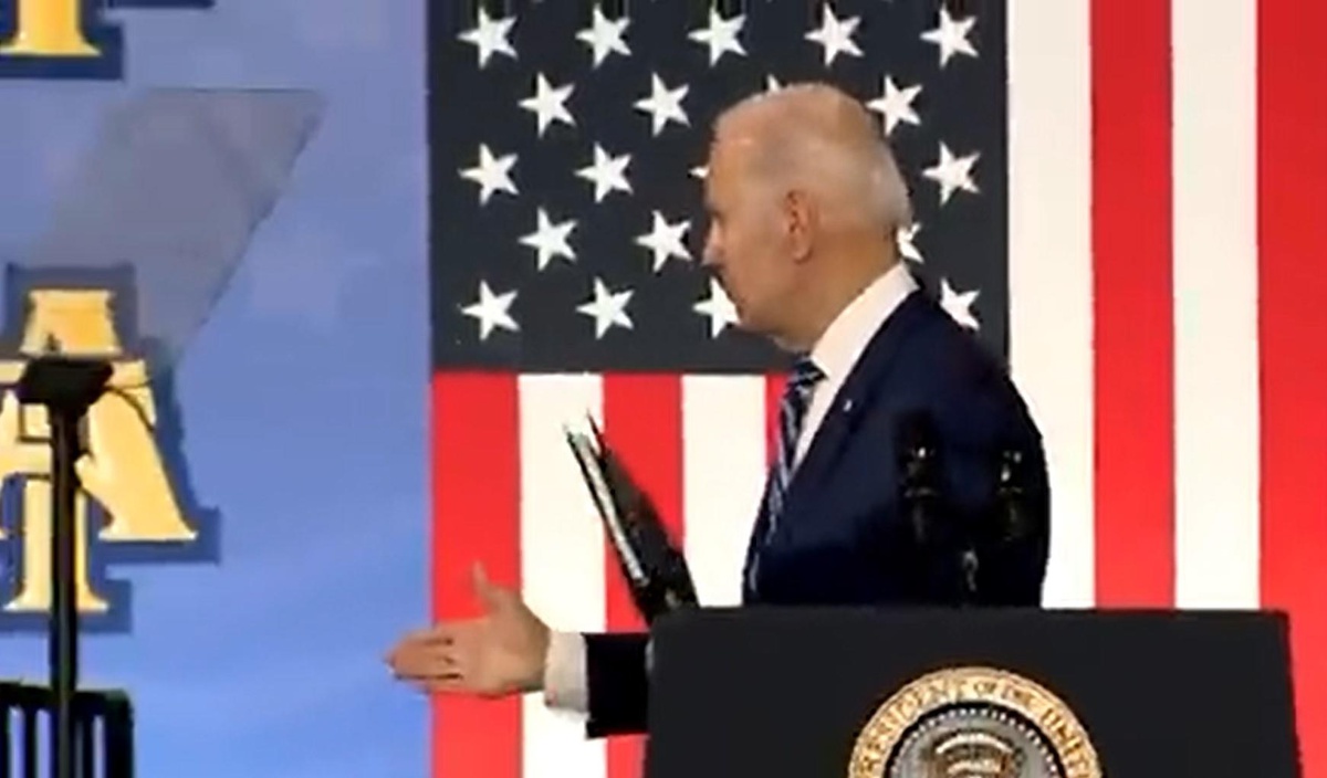ABD Başkanı Joe Biden\'dan gündem olan hareket! Konuşmasını yapıp boşlukla tokalaştı