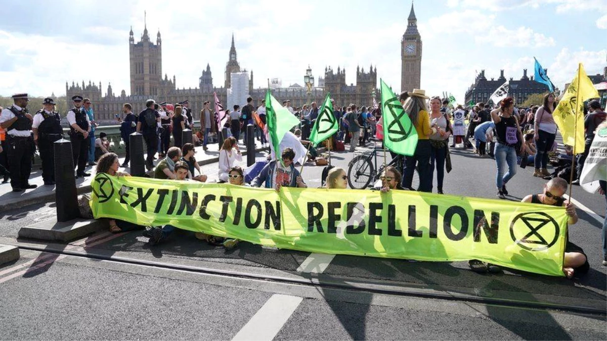 İklim krizi: Yokoluş İsyanı, Londra\'daki en işlek dört köprüyü trafiğe kapattı