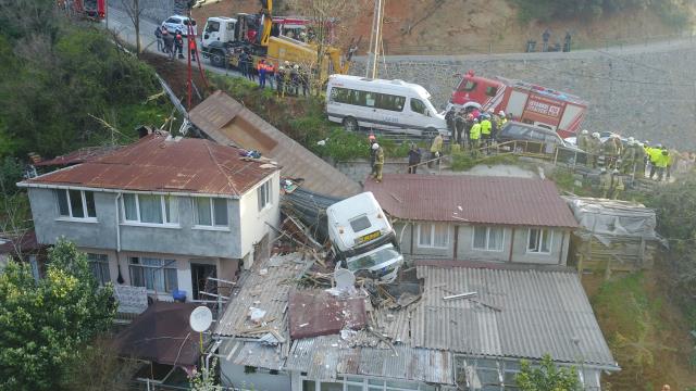 İstanbul'da bir gecekondunun üzerine tır devrildi