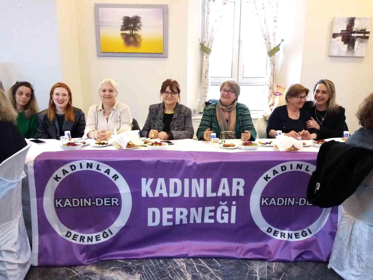 Kadınlar iftar yemeğinde bir aya geldi