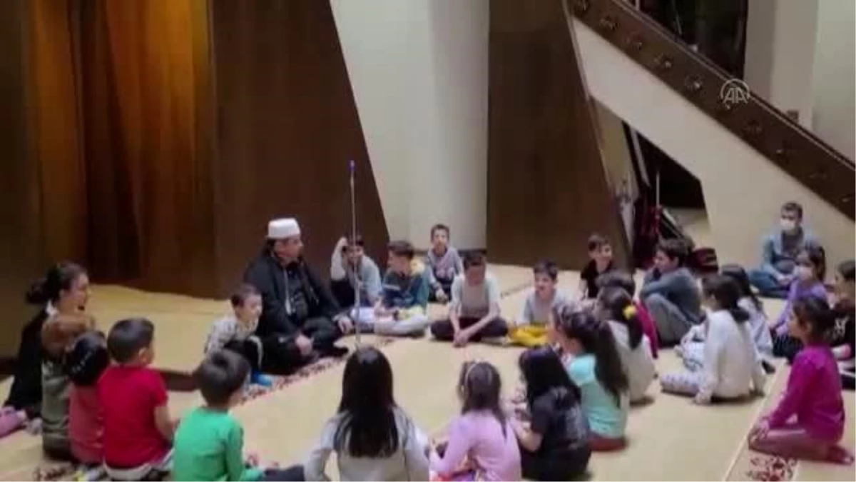 Kahramankazan\'da camiye gelen çocuklara hediyeler veriliyor