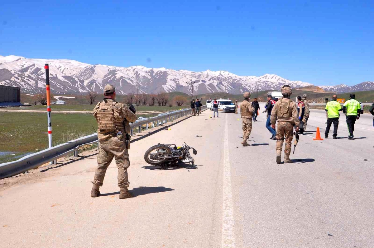 Son dakika haberleri... Kamyonetle motosiklet çarpıştı: 1 ölü, 1 yaralı