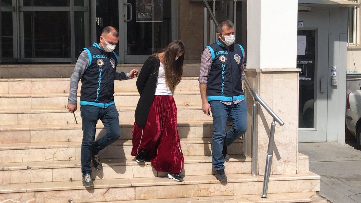 Kayseri\'de hırsızlık şüphelisi 2 kadın yakalandı