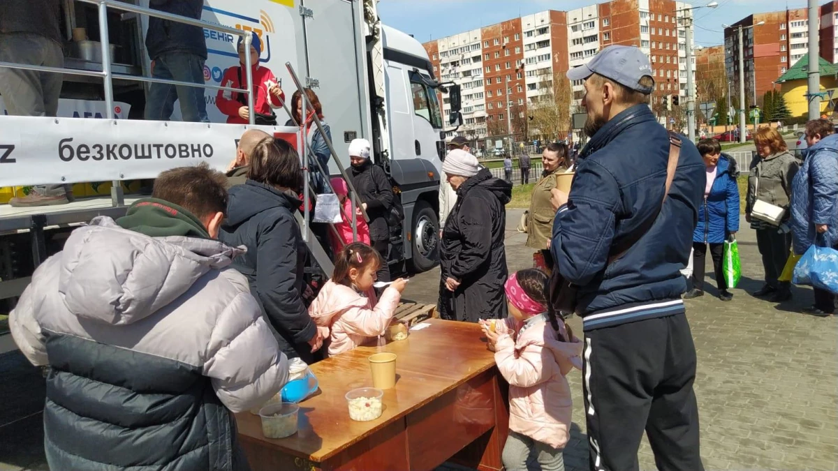 Kocaeli\'den Ukrayna\'ya gönderilen yemek tırı dağıtımlarını sürdürüyor