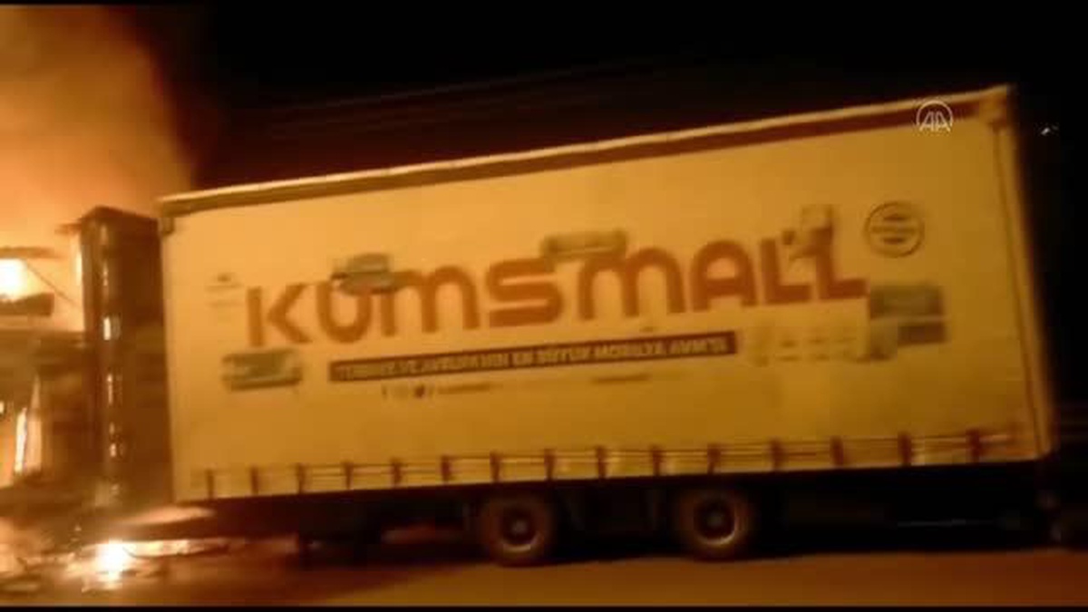 Mobilya yüklü tırda çıkan yangın söndürüldü (2)