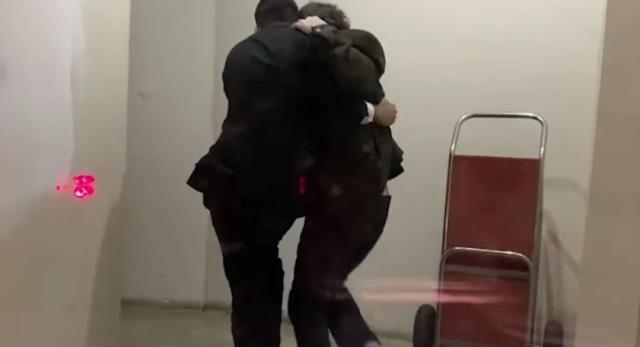 Nejat İşler yine alkolün dozunu kaçırdı! Önce yere düştü sonra kameramanlara el hareketi çekti
