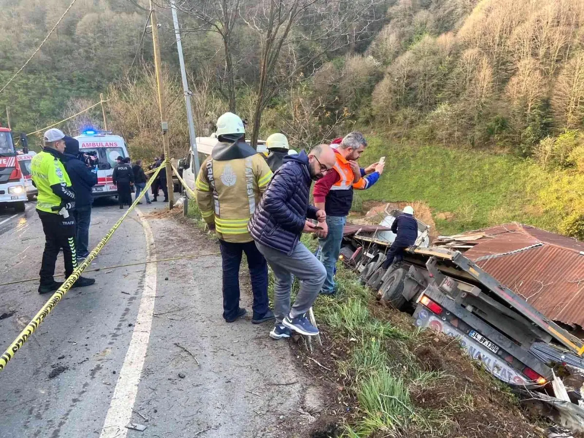 Sarıyer\'de inşaat demiri yüklü tır gecekondu üzerine devrildi