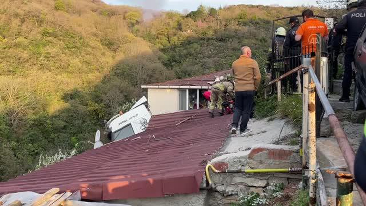 Sarıyer\'de tırın gecekondunun üzerine düşmesi sonucu 6 kişi yaralandı (2)