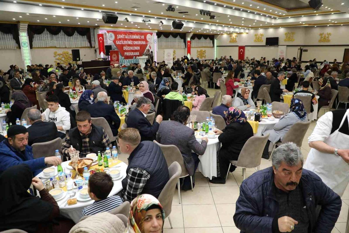Şehit aileleri ile gaziler onuruna iftar verildi