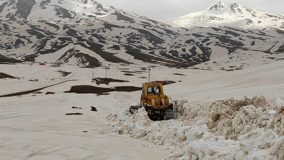 Şırnak\'ta kar kalınlığının 5 metreyi aştığı Faraşin Yaylası\'nın yolu ulaşıma açıldı