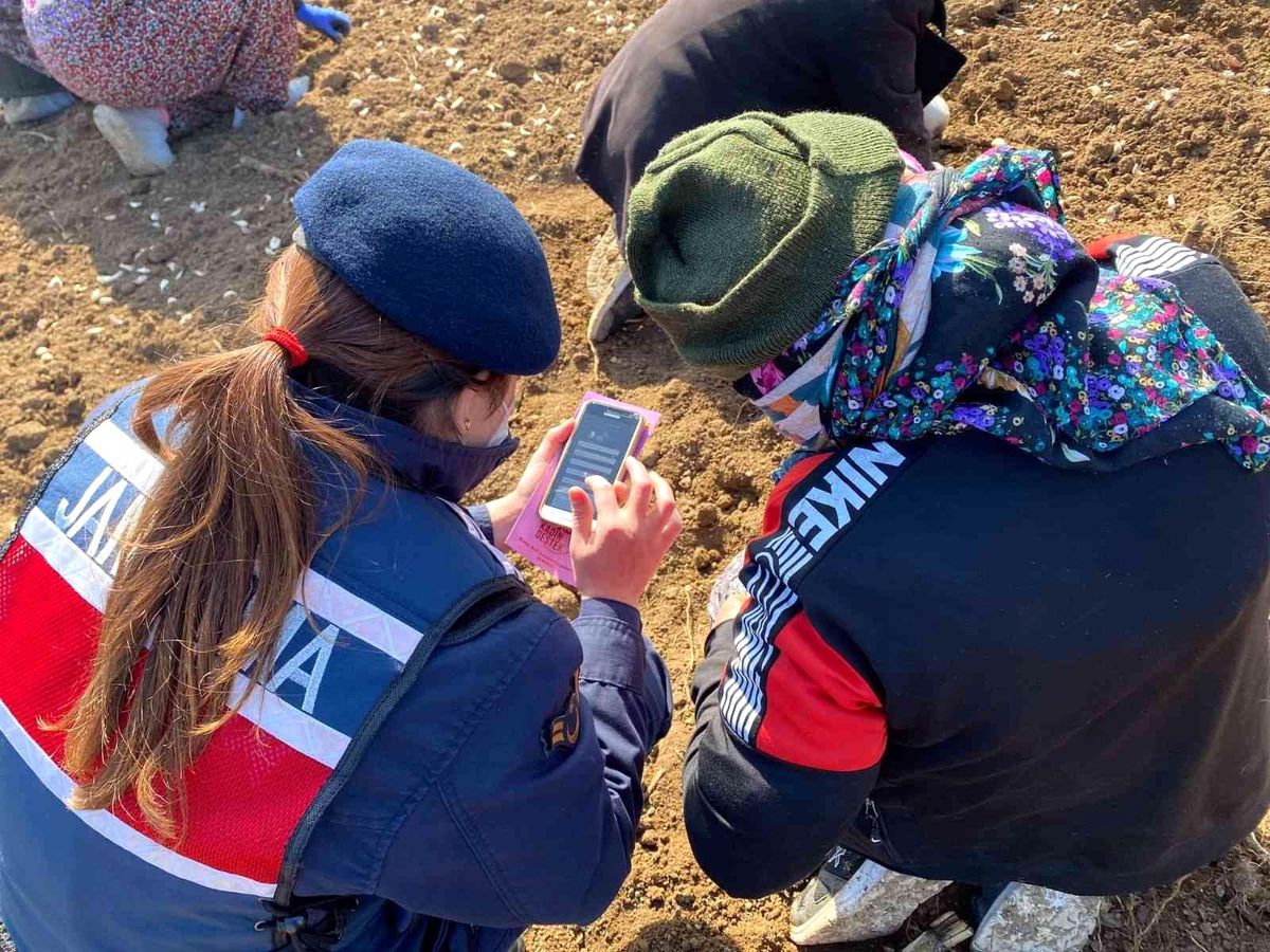 Tarlada ve fabrikada çalışan kadınlara KADES'i tanıttılar