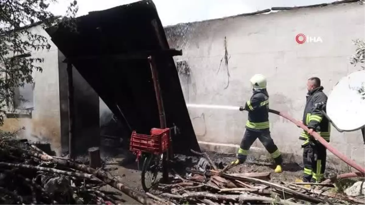 Tek katlı müstakil ev yanarak küle döndü