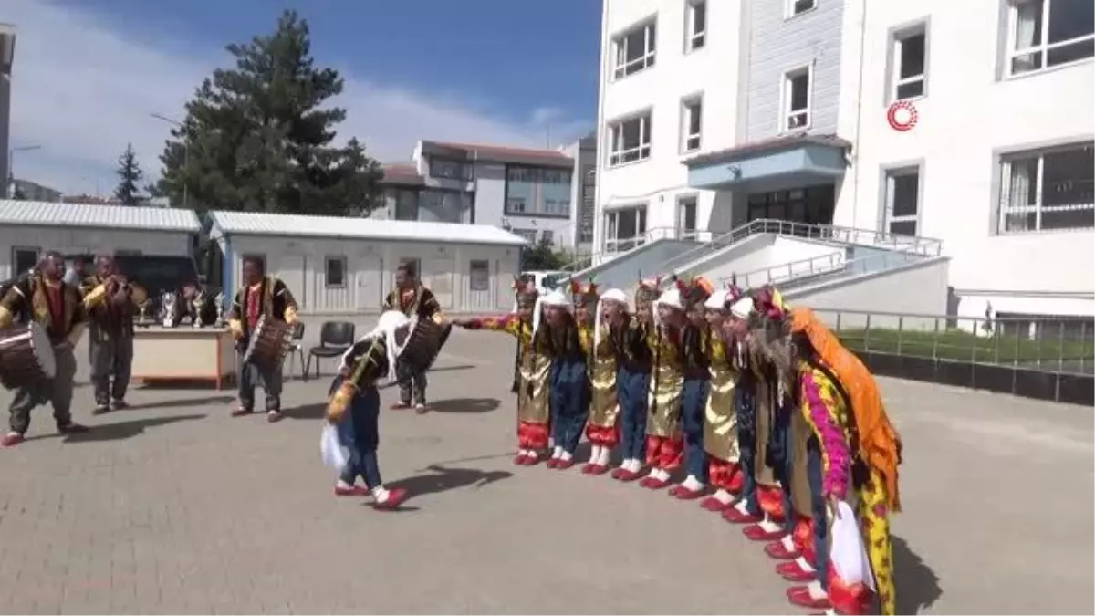 Türkiye 3\'üncüsü olan Halk oyunları ekibi ödüllendirildi