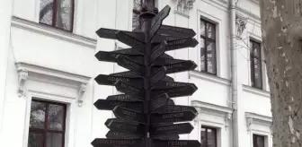 Ukraynalılar, 'Kardeş Şehirler' anıtından Rus kentlerinin isimlerini kaldırıldı