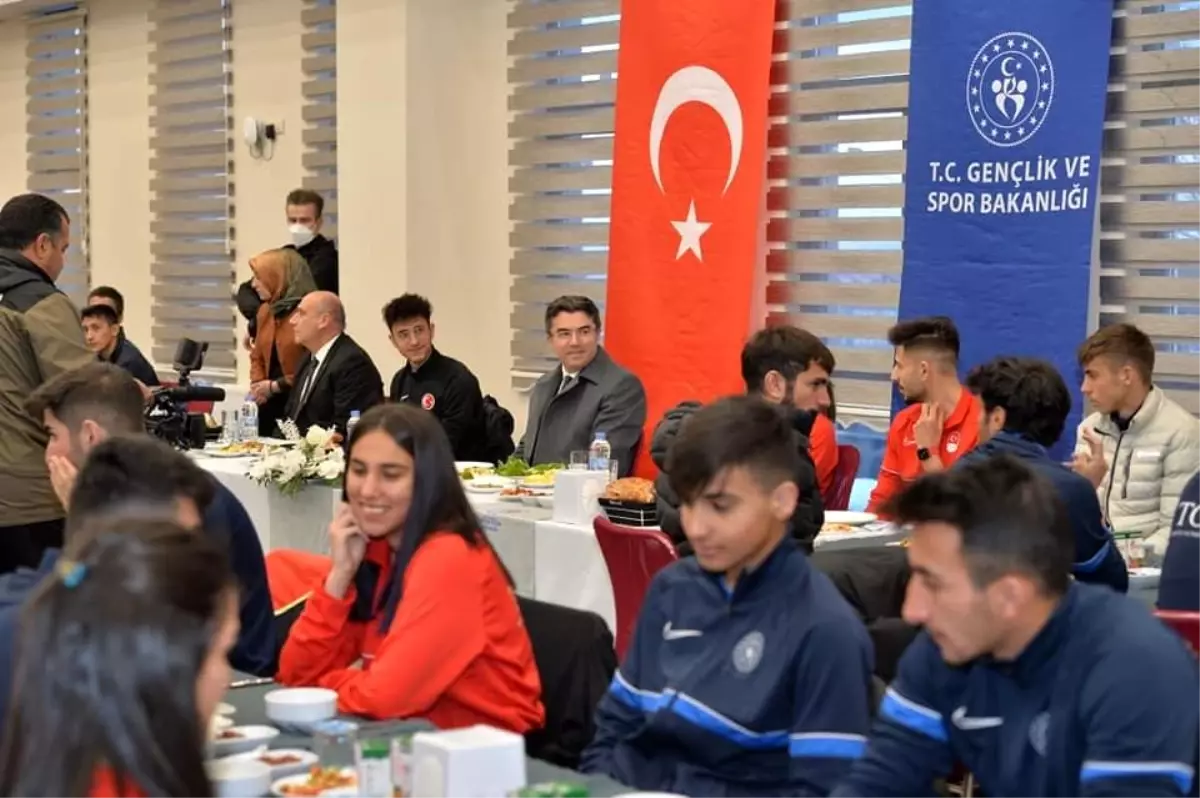 Vali Memiş, sporcularla iftar açtı