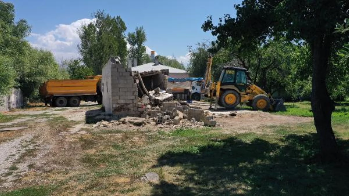 VAN GÖLÜ KENARINDAKİ AHIRLAR YIKILDI, SAHİL BANDI PROJESİ BAŞLATILDI