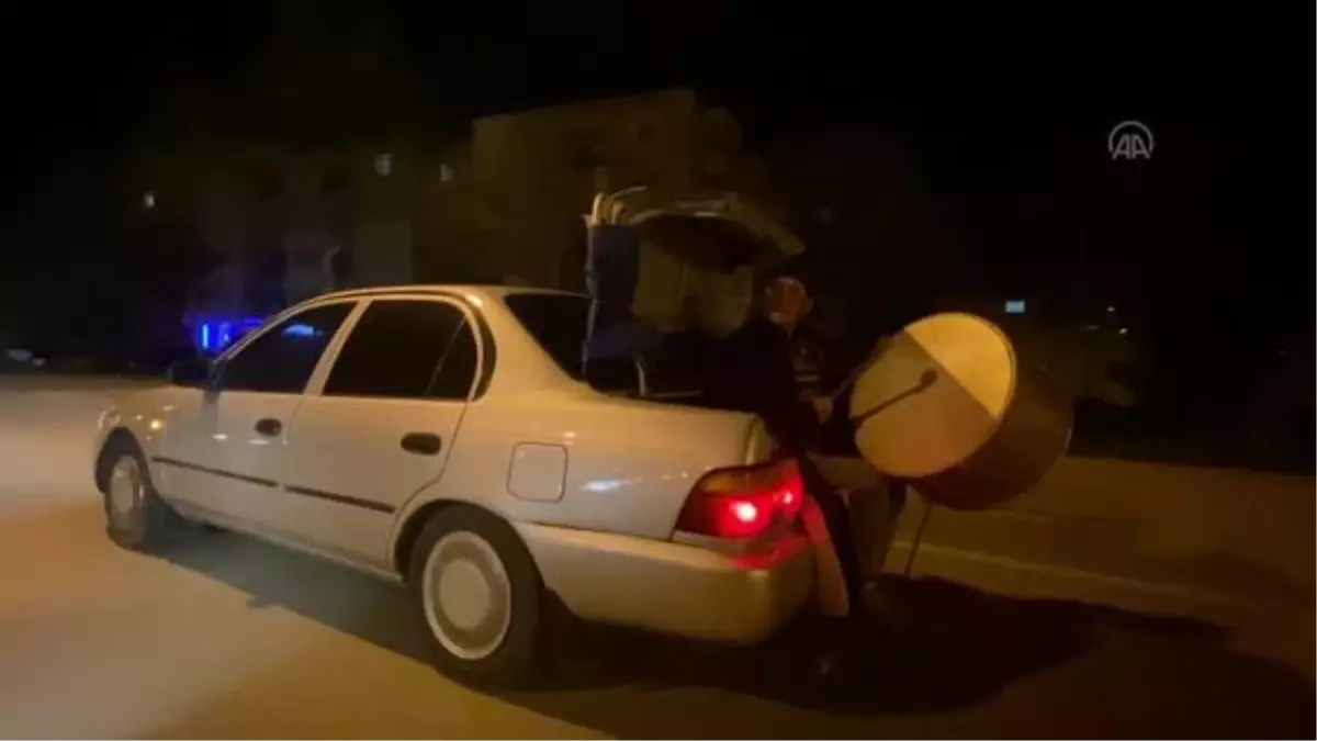 Vatandaşları otomobil bagajında davul çalarak sahura kaldırıyor