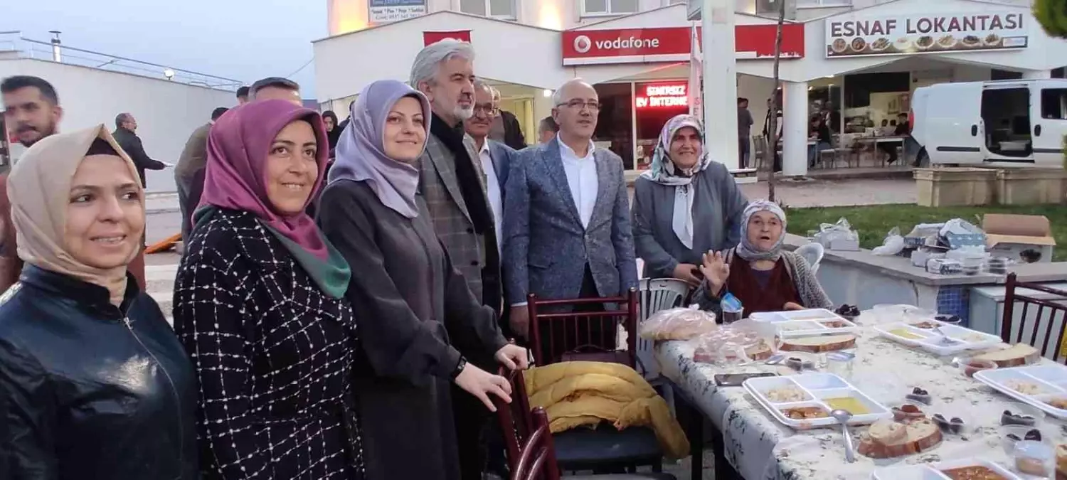 AK Parti\'nin iftarına yoğun katılım