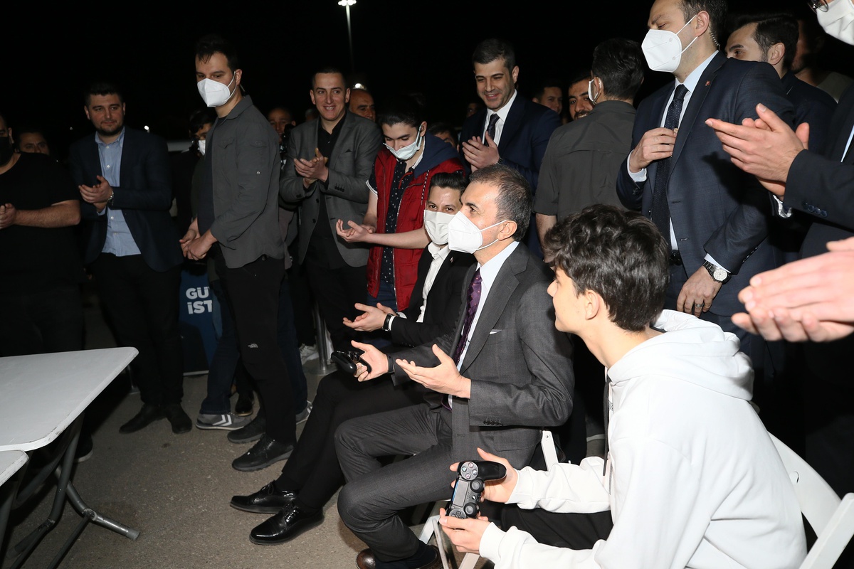 AK Parti Sözcüsü Ömer Çelik, gençlerle buluştu