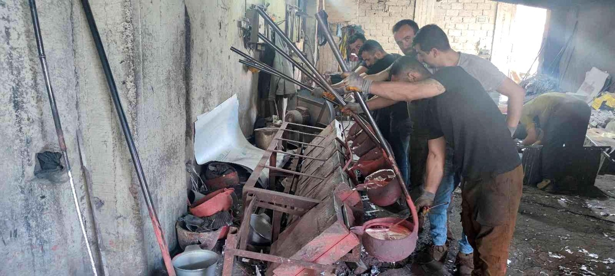 750 sıcaklığındaki eritme ocaklarının başındalar ama oruçlarını aksatmıyorlar