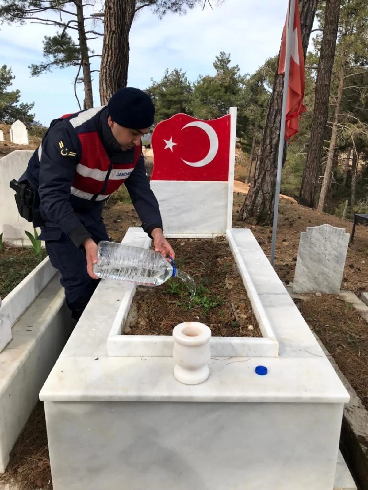 Son dakika yerel: Antalya\'da şehit ve gazilerin kabirlerinde temizlik ve bakım yapıldı