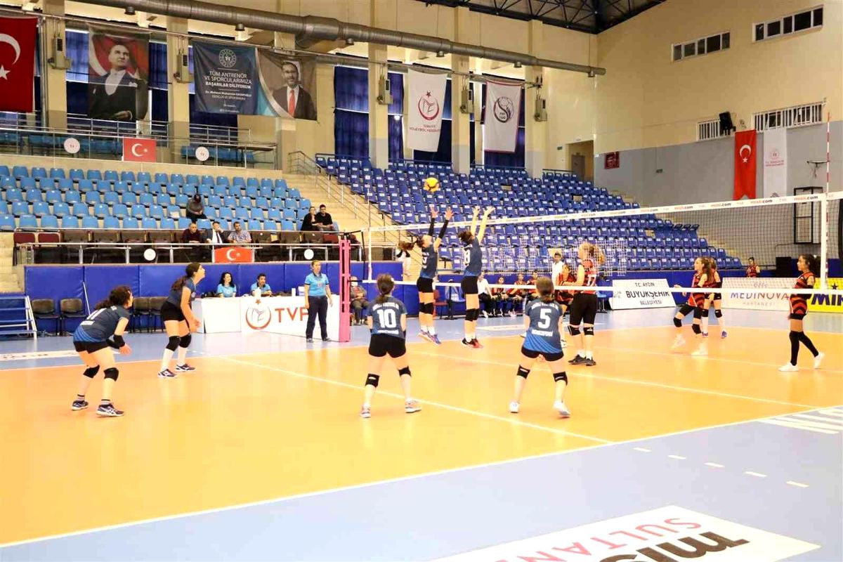 Aydın'da 'Midi Kızlar Voleybol Grup Müsabakaları' başladı