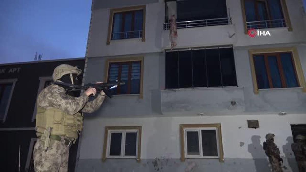 "Bahar Temizliği" operasyonu: Kapılar koçbaşları ile kırıldı, çok sayıda kişi gözaltı alındı