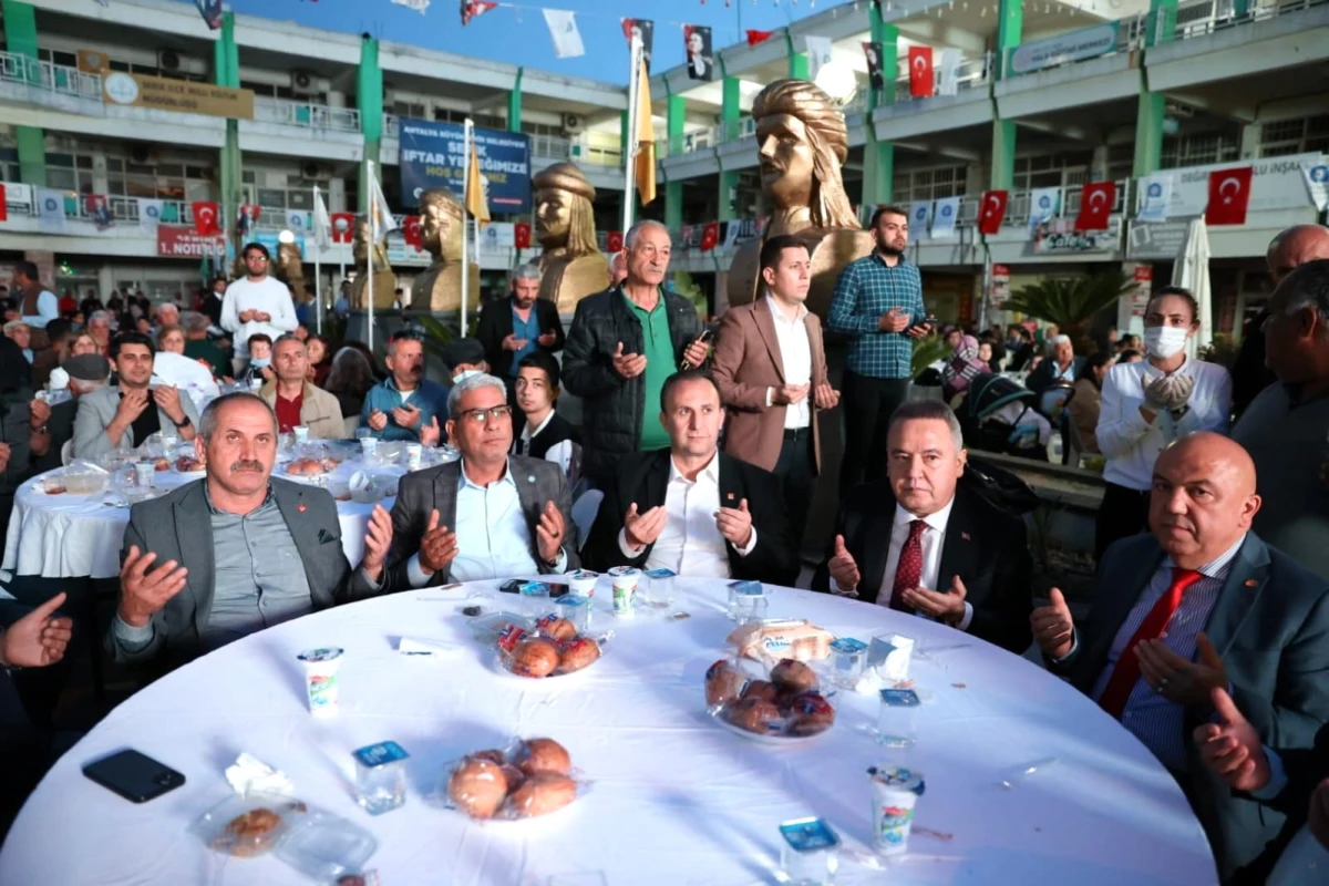 Başkan Böcek Serik\'te STK, muhtar ve vatandaşlarla buluşup iftar yaptı