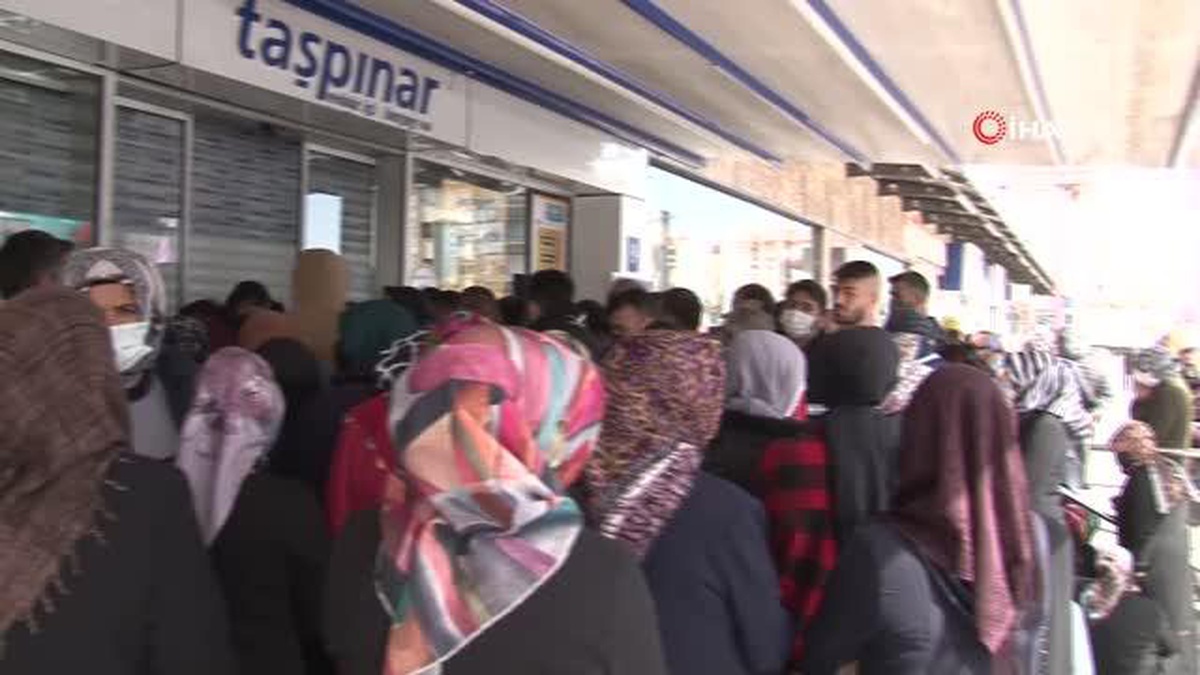 Başkent\'te ucuzluk izdihamı... İndirimli telefon almak isteyen vatandaşlar birbirlerini ezdi
