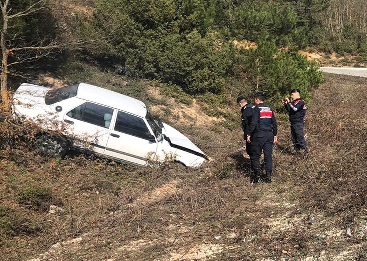 Bilecik\'te seyir halinde kontrolden çıkan araç şarampole uçtu