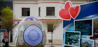 Bosna Hersek'te ülkenin en büyük Paskalya yumurtası sergilendi