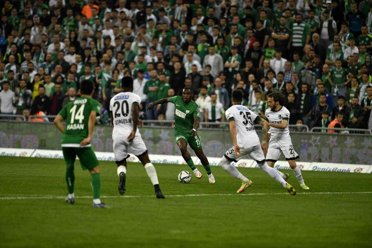 Bursaspor\'da Thievy Bifouma süresiz kadro dışı bırakıldı