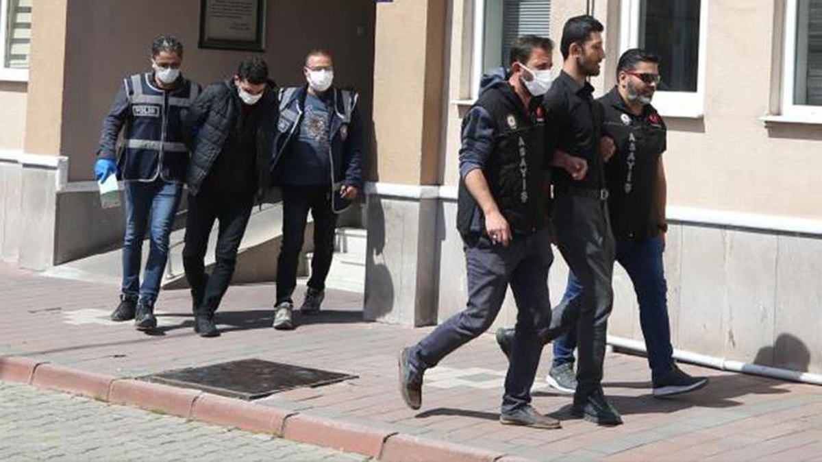 Kendilerini polis ve savcı olarak tanıtan kişiler, vatandaşın 1 milyon lirasını kendi hesabına havale etti