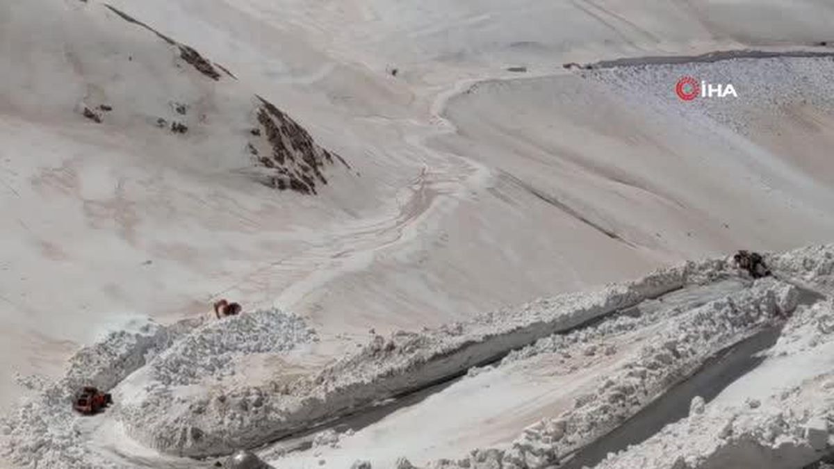 Çığ tehlikesi altındaki Van-Bahçesaray yolu yaklaşık 3 ay sonra ulaşıma açıldı