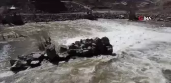 Derenin ortasında mahsur kalan köpeği itfaiye ekipleri böyle kurtardı