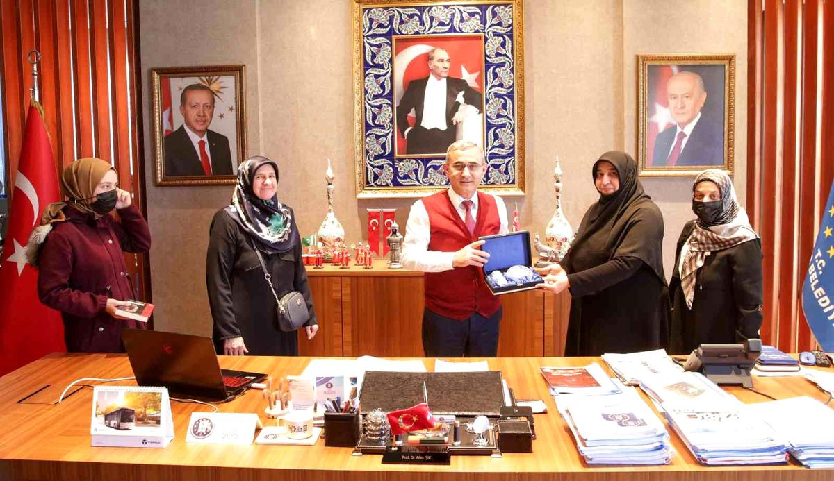 Derneğin aile okulu ve kültürel faaliyetleri hakkında bilgi verdiler