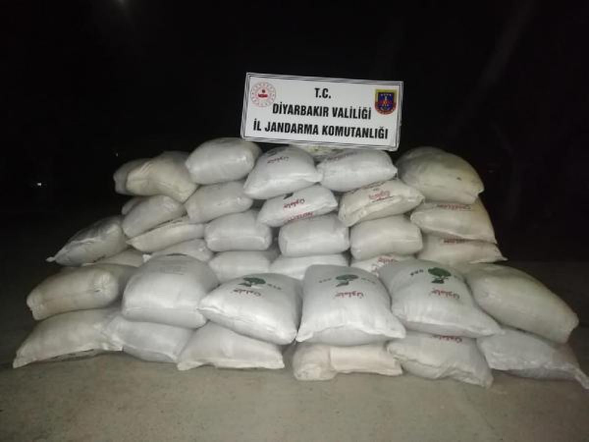 Diyarbakır\'da minibüste 3 ton kaçak çay ele geçirildi