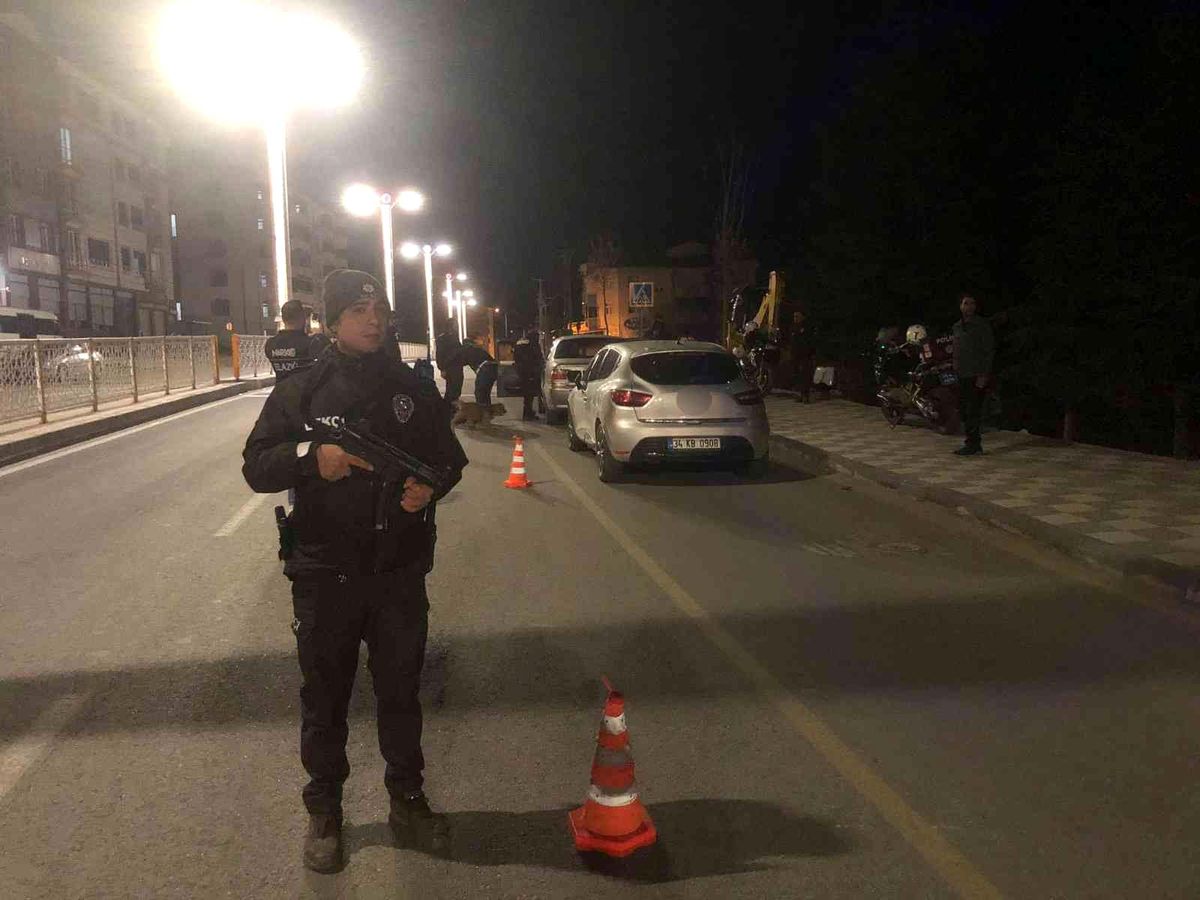 Son dakika... Elazığ\'da denetimler sürüyor, polis göz açtırmıyor