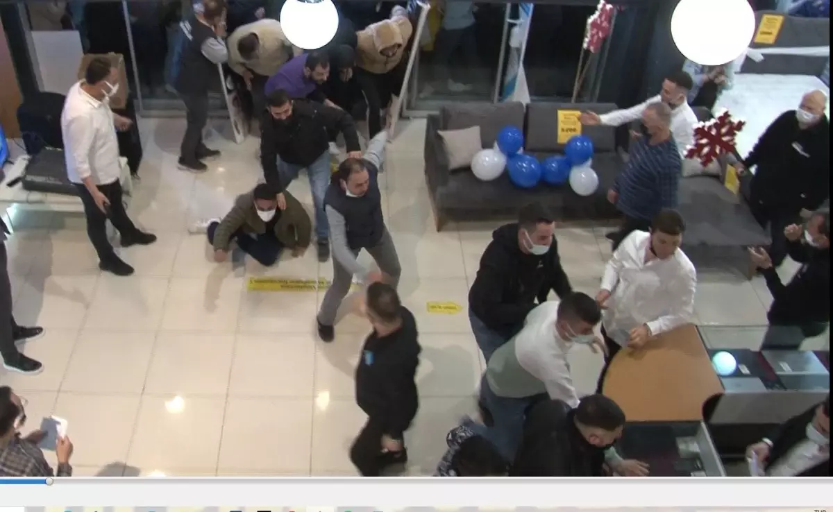 Sahurda iPhone kuyruğu: 3 bin liralık indirim için birbirlerini ezdiler, kavga ettiler