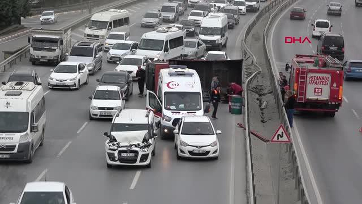 Arnavutköy\'de hafif ticari araç ile kamyonet çarpıştı; 1 yaralı