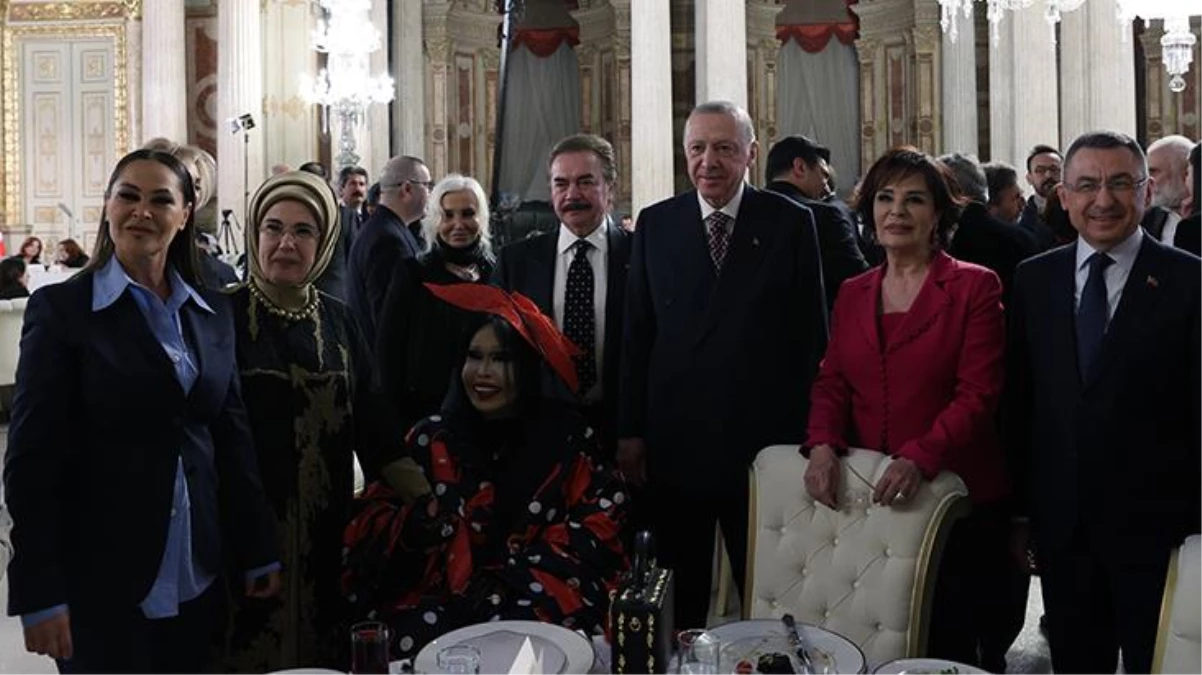 Cumhurbaşkanı Erdoğan ve eşi Emine Erdoğan sanatçılarla iftar yemeğinde bir araya geldi