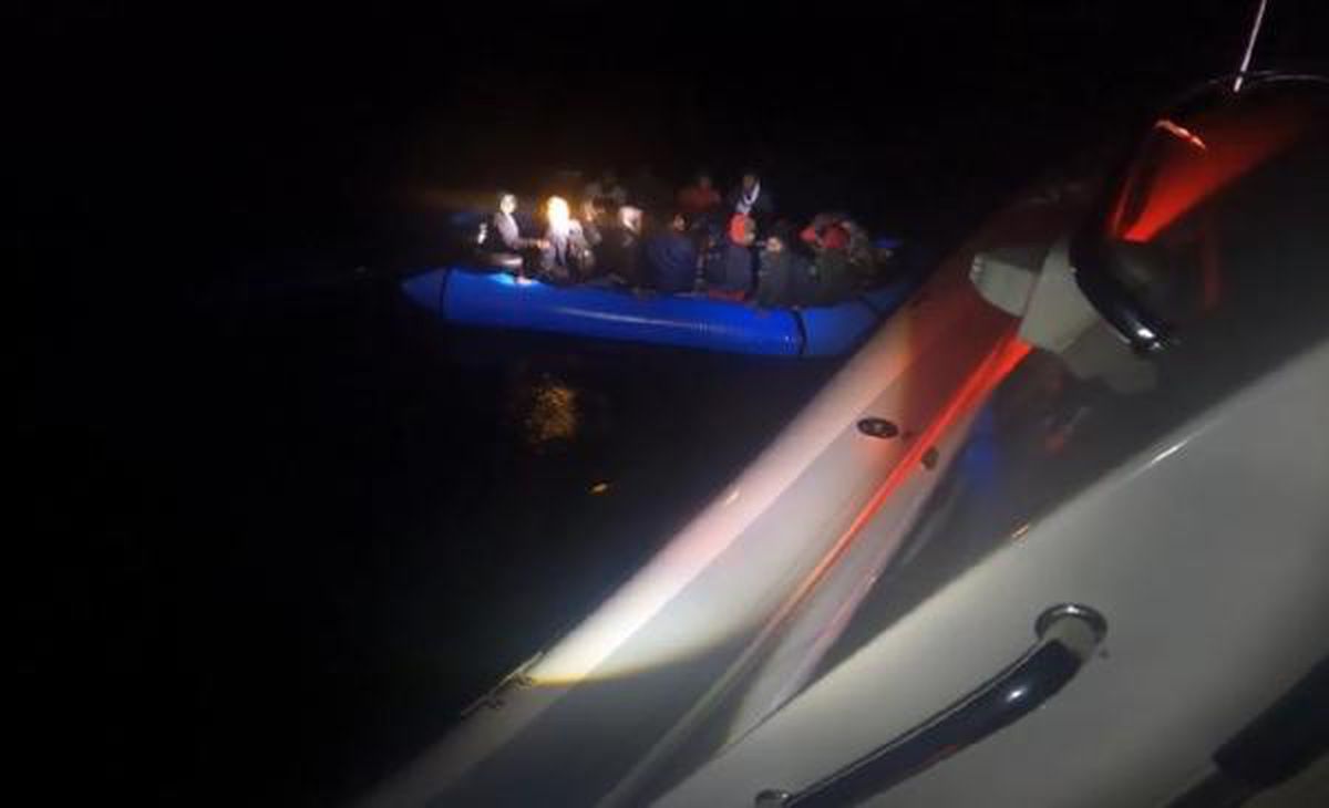 İzmir\'de 53 kaçak göçmen kurtarıldı