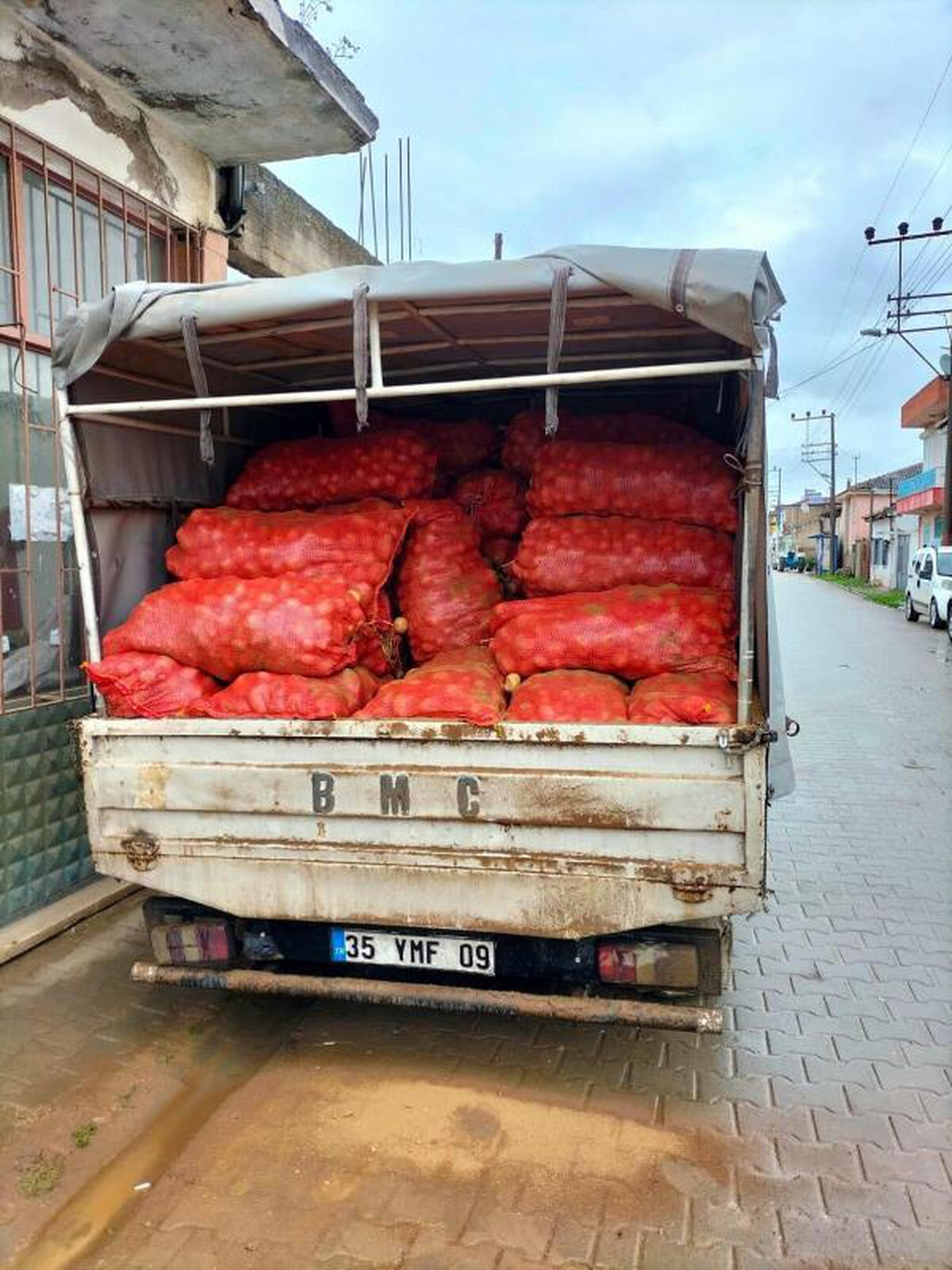 Kamyonet, kasasındaki 2 ton patatesle çalındı; o anlar kamerada