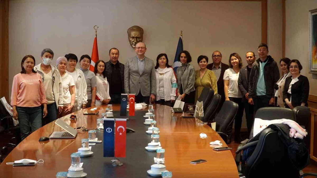 Kazak akademisyenlerden Anadolu Üniversitesi\'ne ziyaret