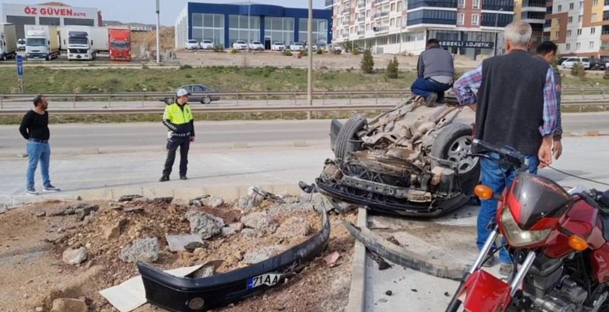 Kırıkkale\'de devrilen otomobildeki 4 kişi yaralandı