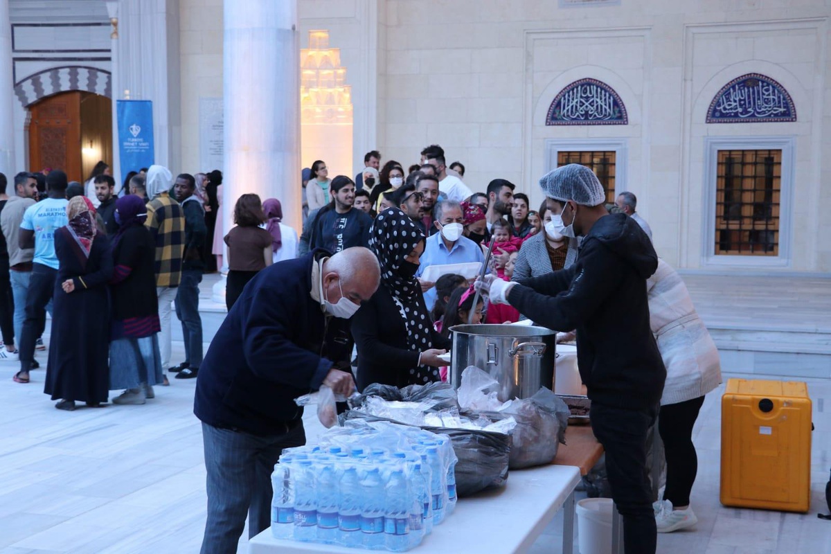KKTC\'de vatandaşlar iftar sofrasında buluştu